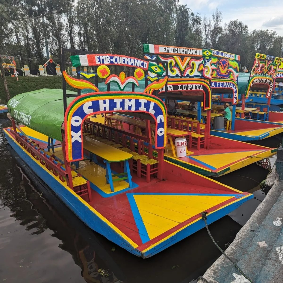 Kolorowe łodzie trajineras na kanale w Xochimilco