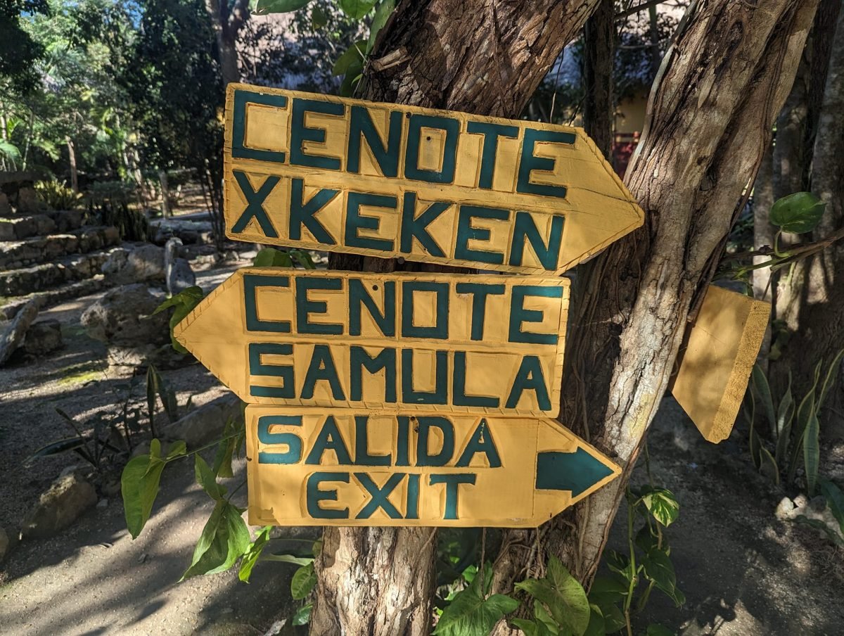 Drewniane drogowskazy do cenot X’kekén i Samula