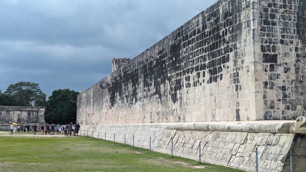 Wysoki mur Wielkiego Boiska do gry w piłkę w Chichén Itzá