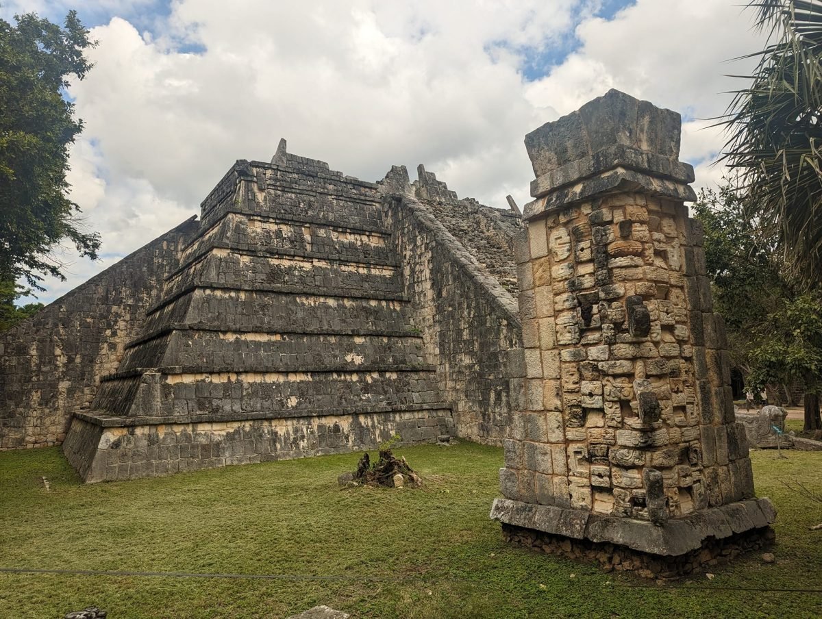 Schodkowa platforma i rzeźbiony kamienny filar w Chichén Itzá