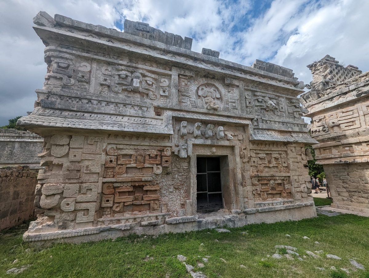 Bogato zdobiona fasada budynku La Iglesia z maskami boga deszczu w Chichén Itzá
