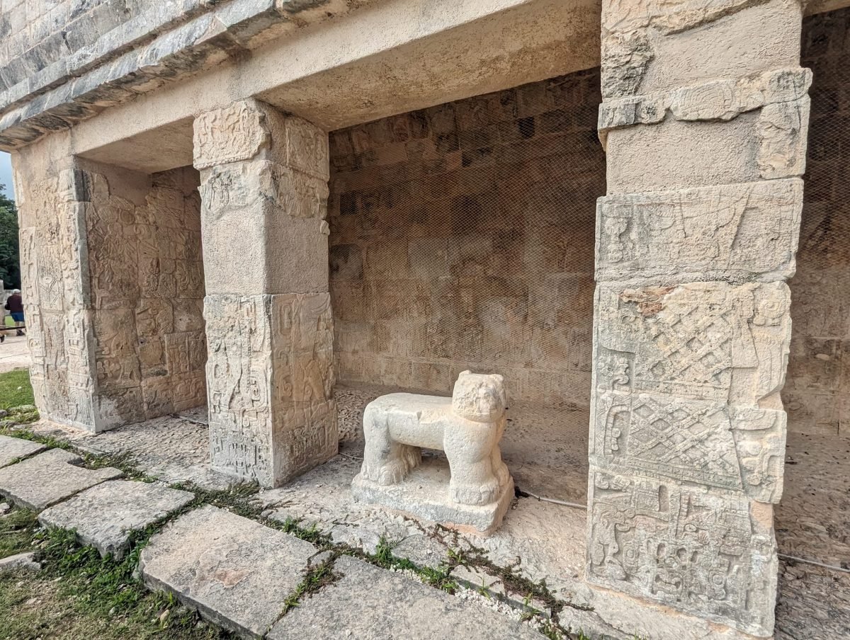 Kamienna rzeźba jaguara w portyku świątyni w Chichén Itzá