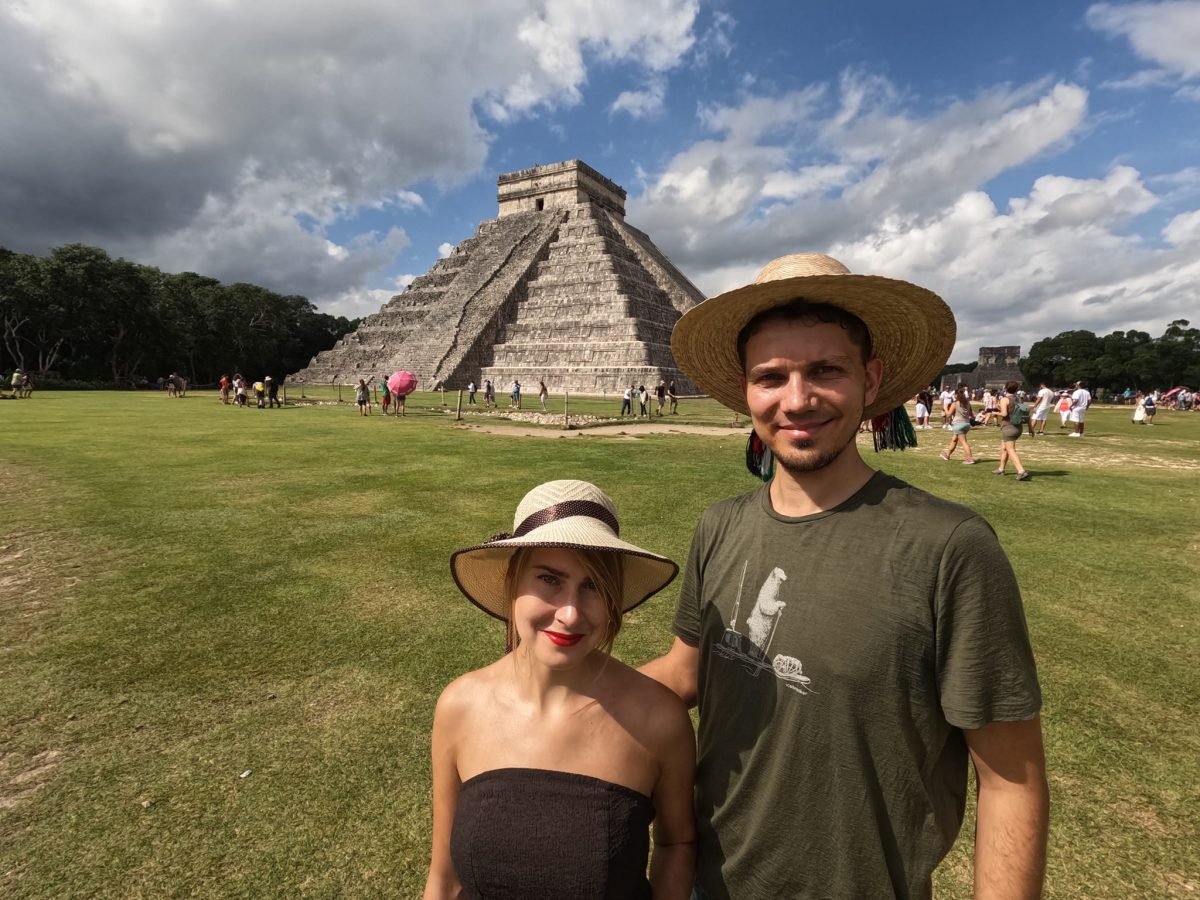 W kapeluszach przed piramidą Kukulkana w Chichén Itzá