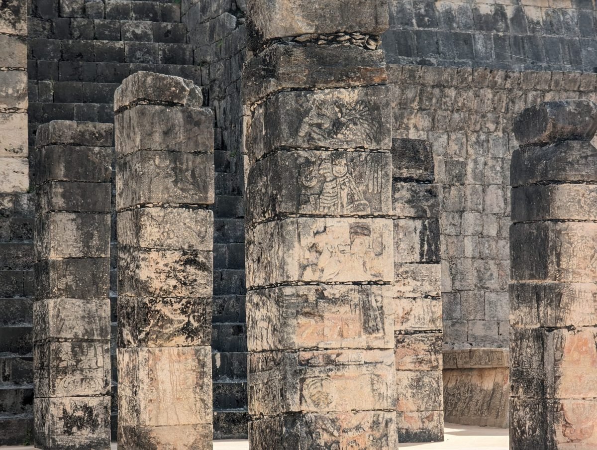 Rzeźbione kamienne kolumny z bliska w Chichén Itzá