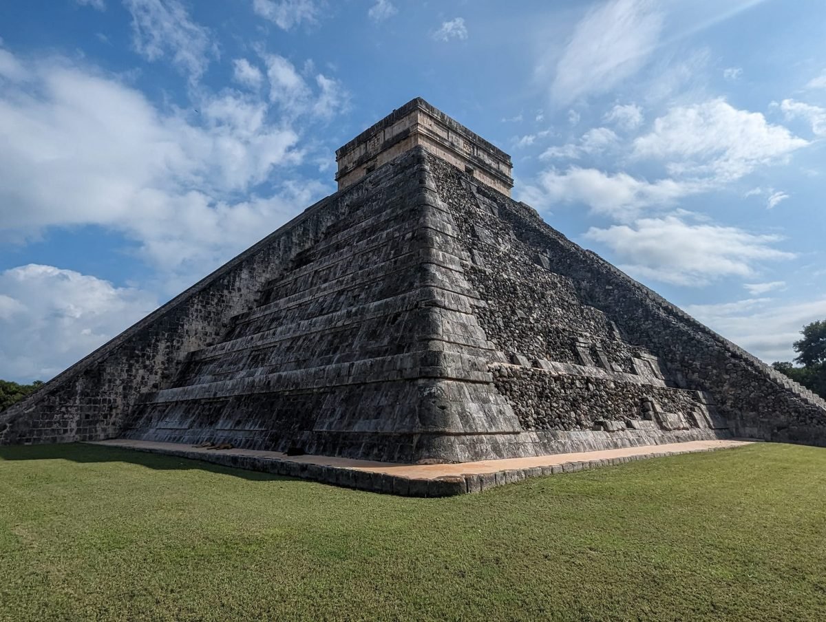 Piramida Kukulkana (El Castillo) w Chichén Itzá – widok na narożnik i schodkowe tarasy
