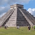 Piramida Kukulkana na Wielkim Placu w Chichén Itzá i zwiedzający na trawie