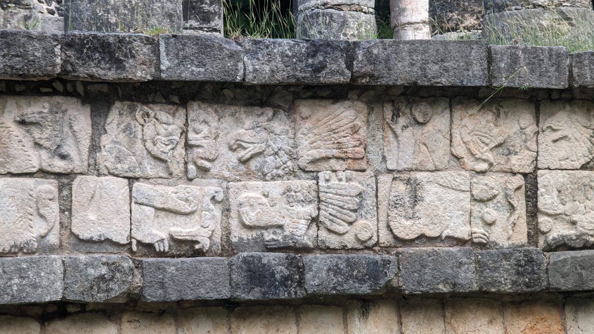 Płaskorzeźby na kamiennej platformie w Chichén Itzá