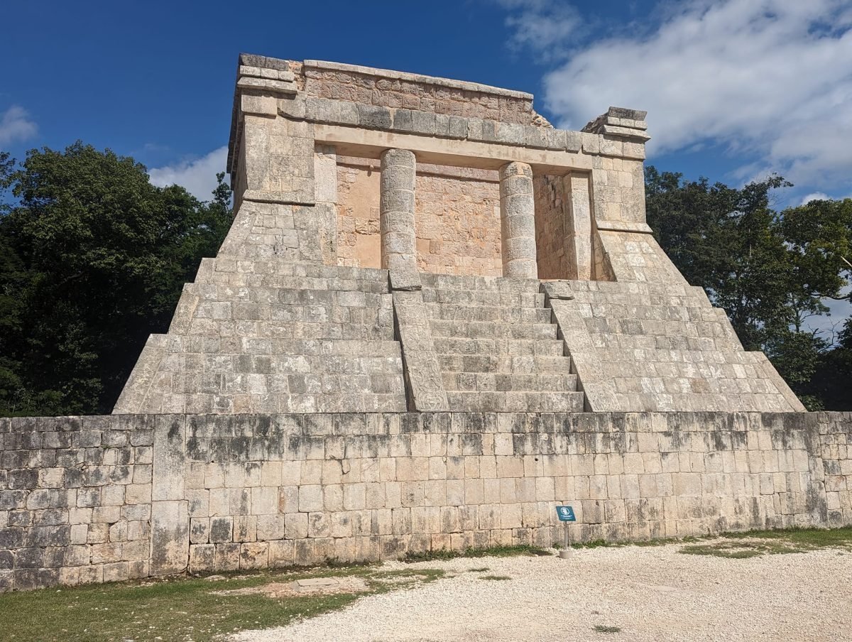 Świątynia na wysokiej kamiennej platformie w Chichén Itzá