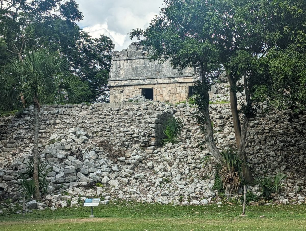 Częściowo zrujnowana budowla wśród drzew w Chichén Itzá