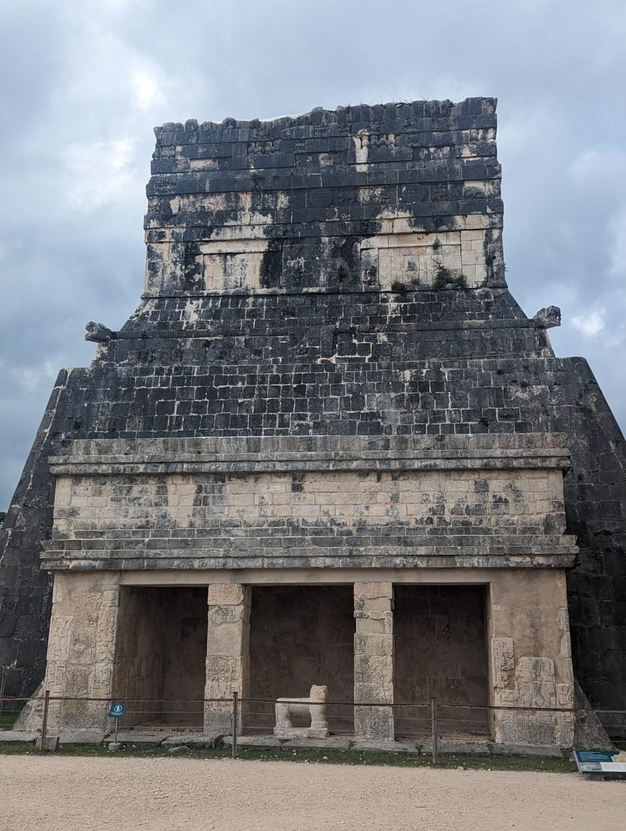 Szczyt świątyni z trzema wejściami na piramidzie w Chichén Itzá