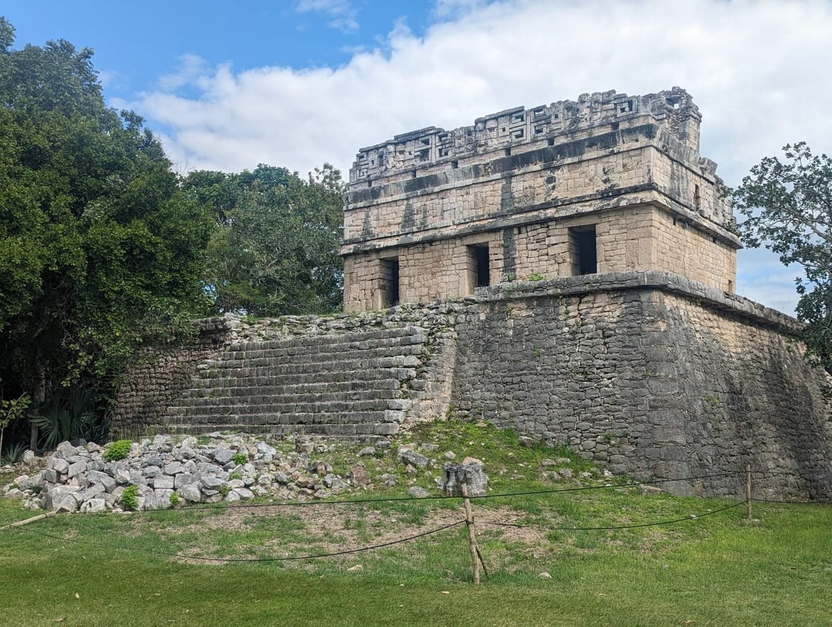 Budowla na wysokim tarasie ze schodami w Chichén Itzá