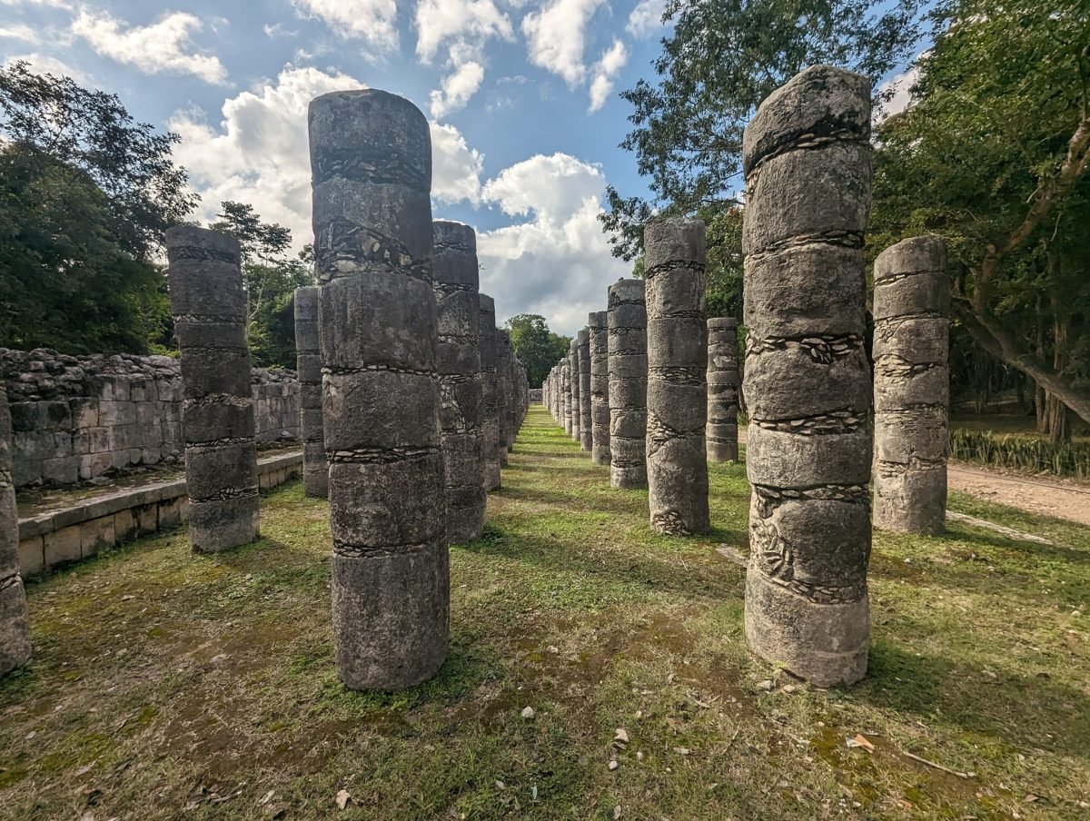 Grupa Tysiąca Kolumn – rzędy kamiennych kolumn w Chichén Itzá
