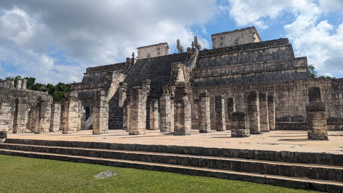 Świątynia Wojowników z rzędami kamiennych kolumn w Chichén Itzá