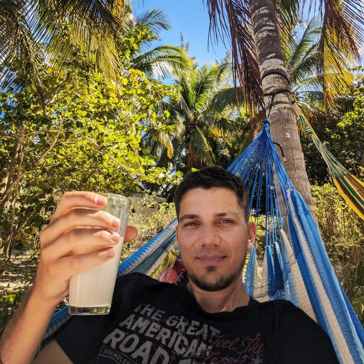 Odpoczynek w hamaku pod palmami na campingu Palula Beach w San Crisanto