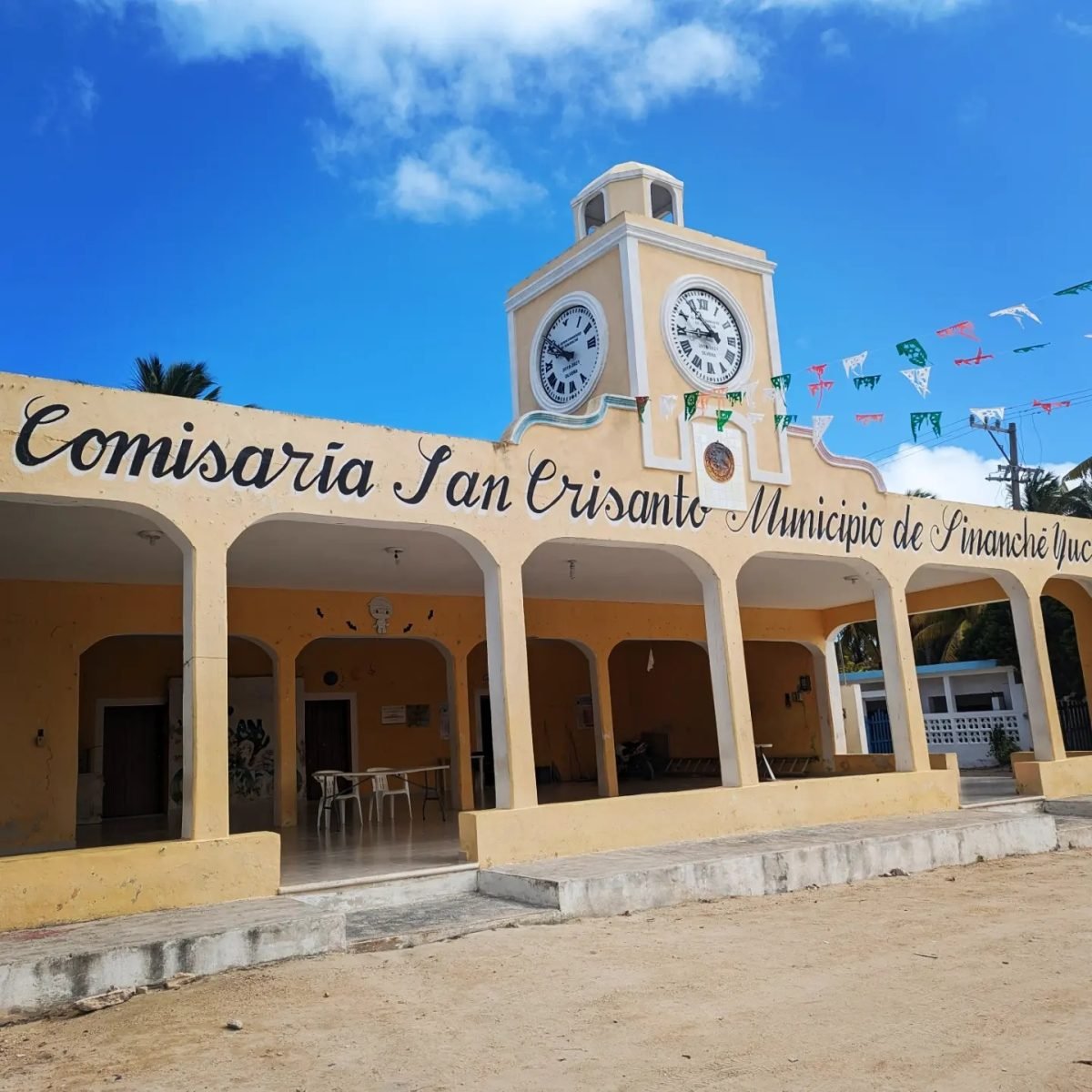 Budynek Comisaría San Crisanto z wieżą zegarową