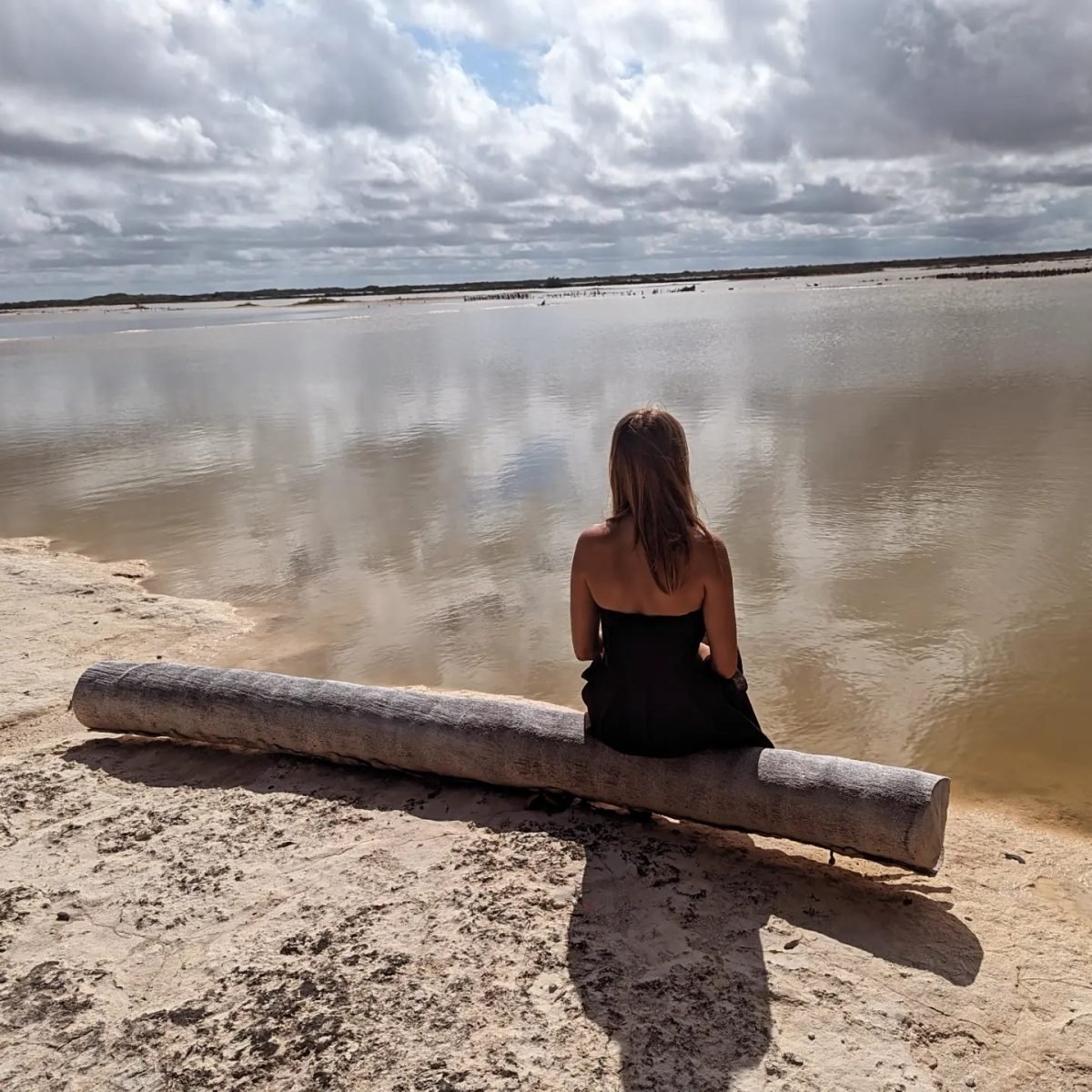 Na pniu nad spokojną laguną w San Crisanto