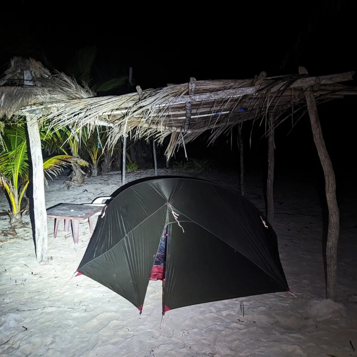 Nasz namiot nocą pod zadaszeniem z liści palmowych na campingu w San Crisanto
