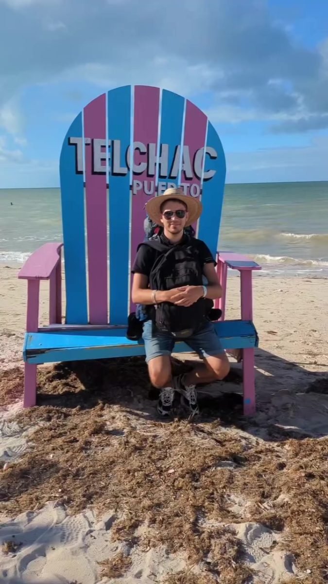 Na wielkim krześle z napisem Telchac Puerto na plaży nad Zatoką Meksykańską