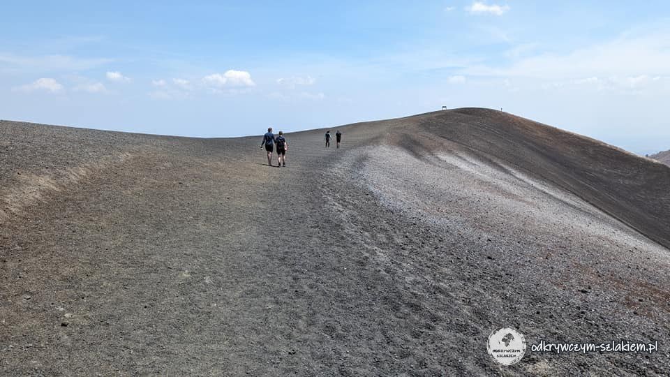 Turyści idący krawędzią krateru na szczycie Cerro Negro