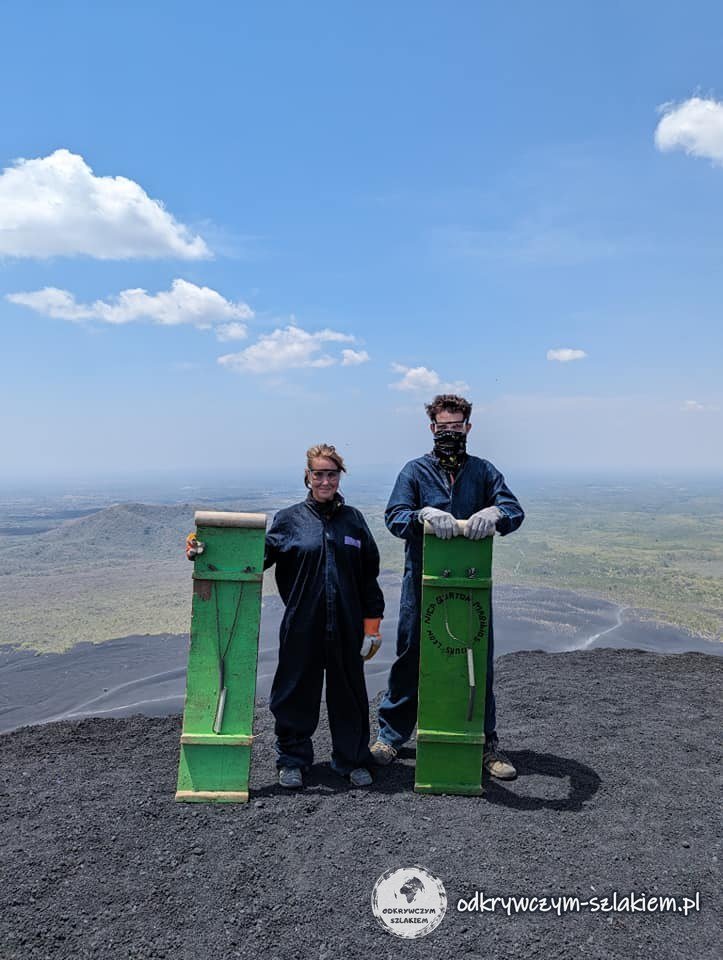 W kombinezonach ochronnych z deskami na szczycie Cerro Negro przed zjazdem