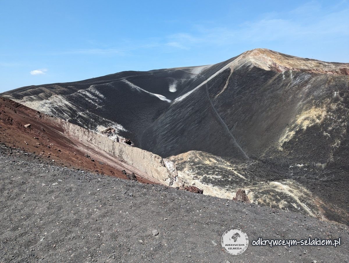 Krater wulkanu Cerro Negro z jasnymi osadami na czarnych zboczach