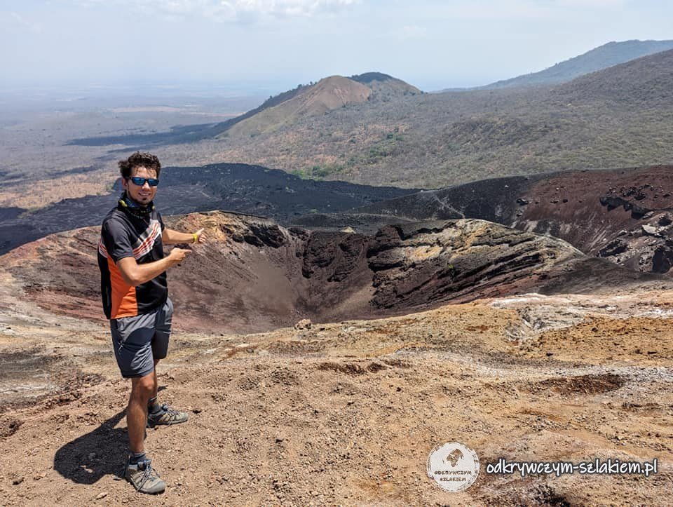 Maciek nad kraterem Cerro Negro o czerwonych zboczach