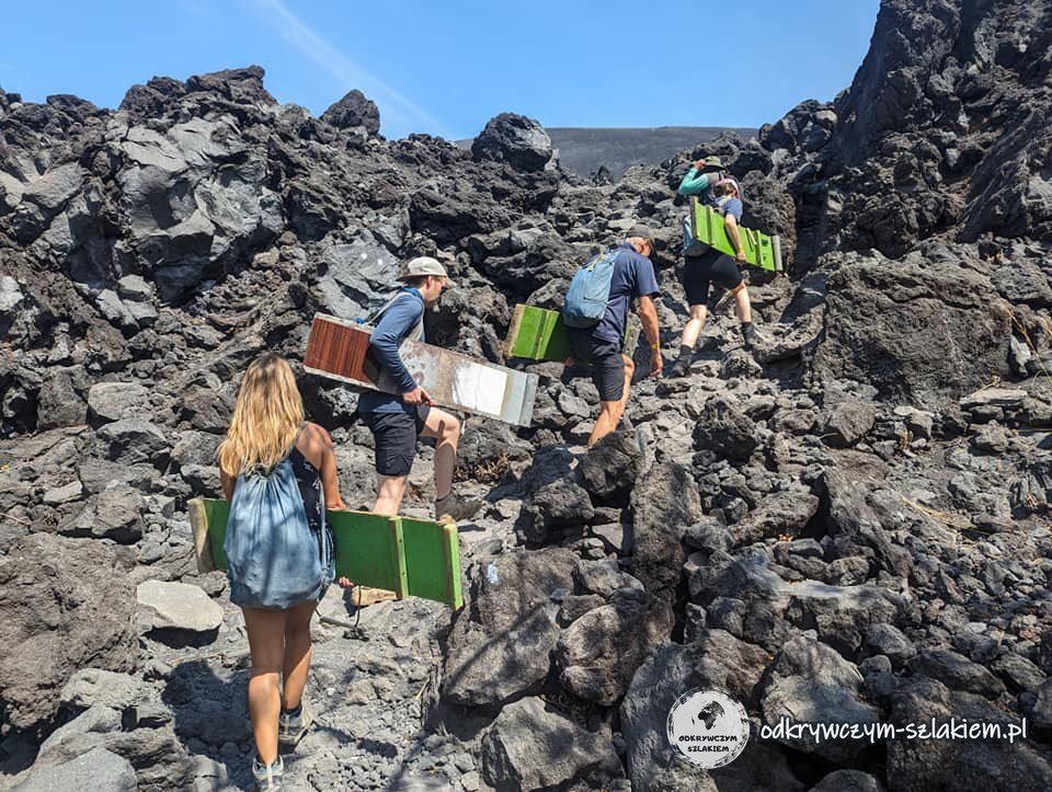 Podejście na Cerro Negro po zastygłej lawie z deskami do zjazdu