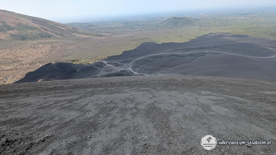 Widok ze szczytu Cerro Negro na czarne zbocze i pola zastygłej lawy