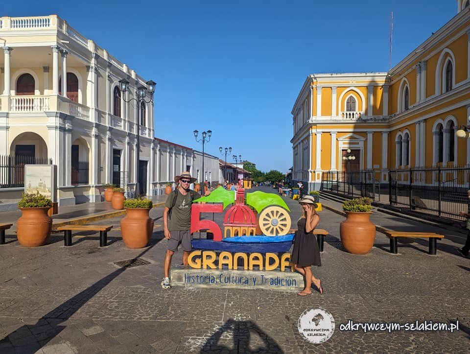 Maciek i Patrycja przy kolorowym napisie Granada na placu w centrum miasta