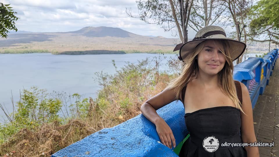 Patrycja na punkcie widokowym nad laguną Masaya, w tle wulkan