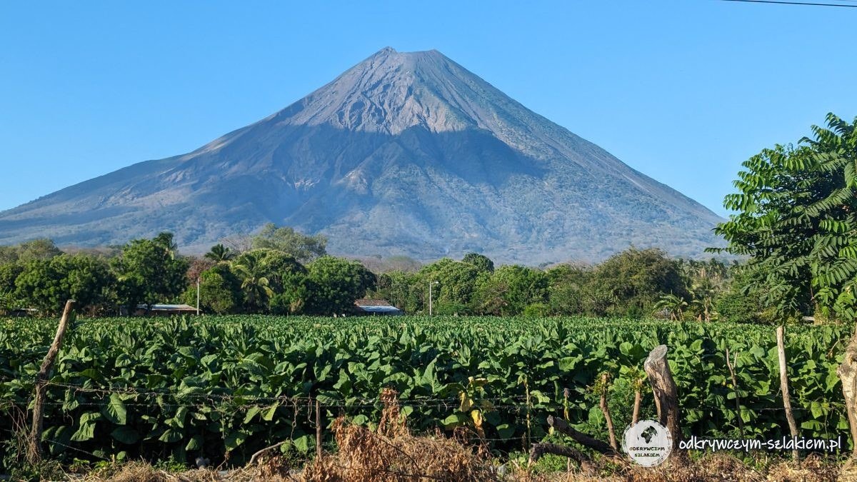 Stożek wulkanu Concepción nad polami uprawnymi na wyspie Ometepe