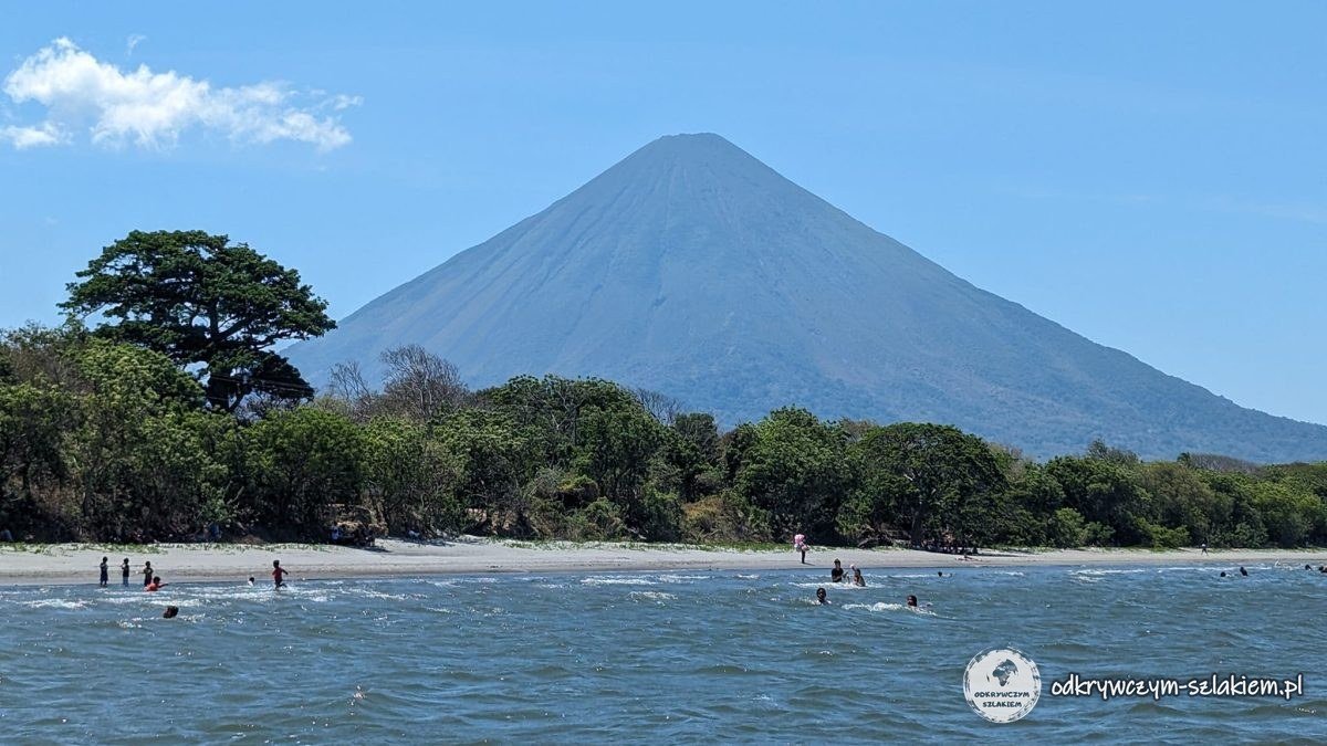Plaża na wyspie Ometepe z widokiem na wulkan Concepción