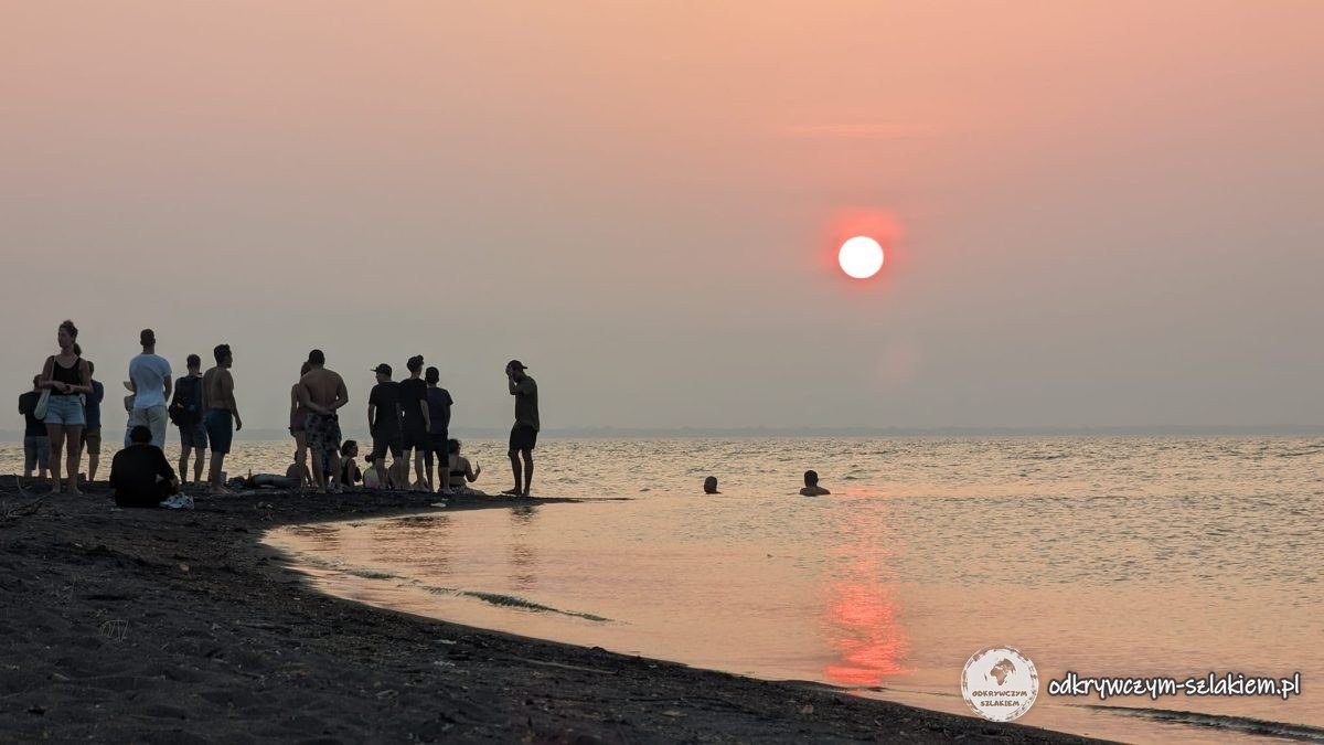 Ludzie na piaszczystym cyplu Punta Jesús María o zachodzie słońca nad jeziorem Nikaragua
