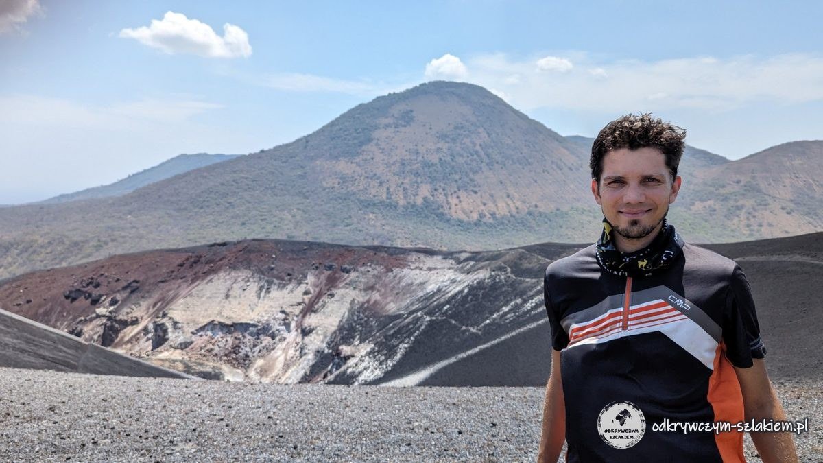 Maciek auf dem Gipfel des Vulkans Cerro Negro, im Hintergrund eine Vulkankette