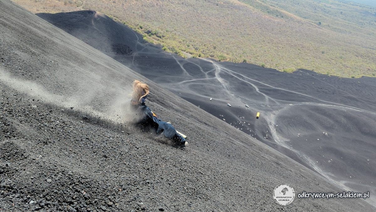 Zjazd na desce po zboczu wulkanu Cerro Negro, Nikaragua