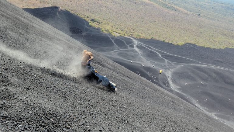 Zjazd na desce po zboczu wulkanu Cerro Negro, Nikaragua