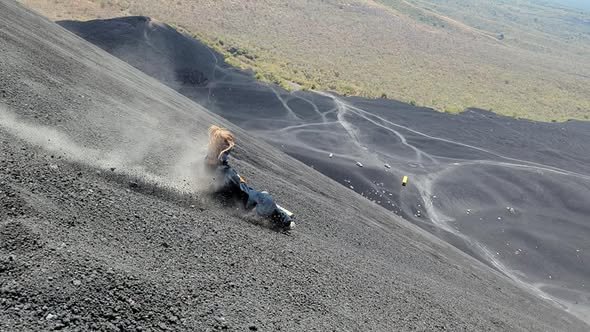 Zjazd na desce po zboczu wulkanu Cerro Negro, Nikaragua