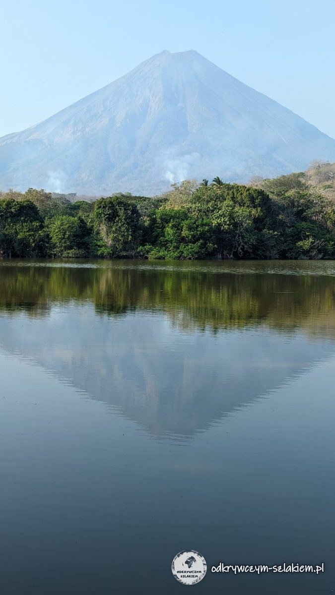 Wulkan Concepción odbity w lagunie na wyspie Ometepe