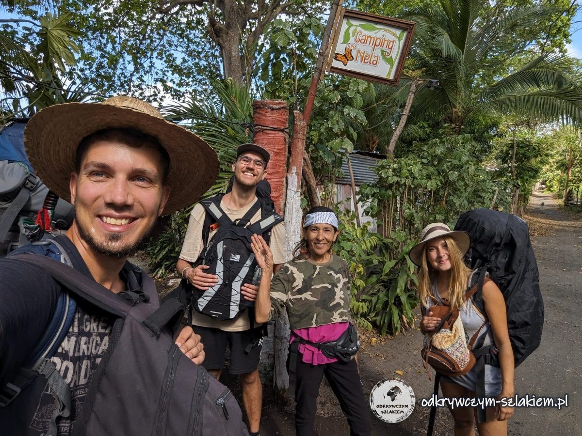 Z plecakami przed campingiem Doña Nella w Moyogalpie na wyspie Ometepe (Nikaragua)