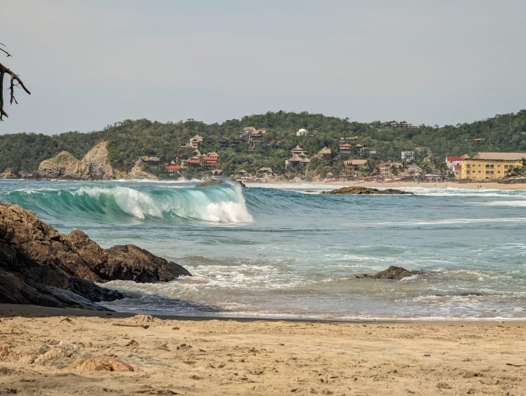 Fale Oceanu Spokojnego rozbijające się o plażę na wybrzeżu Oaxaca