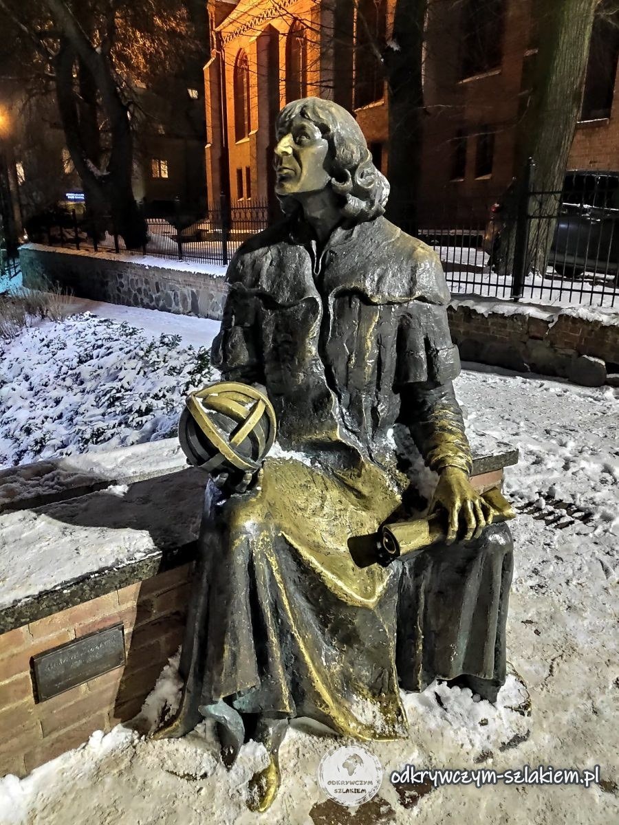 The Nicolaus Copernicus bench by the castle in Olsztyn, in winter snow