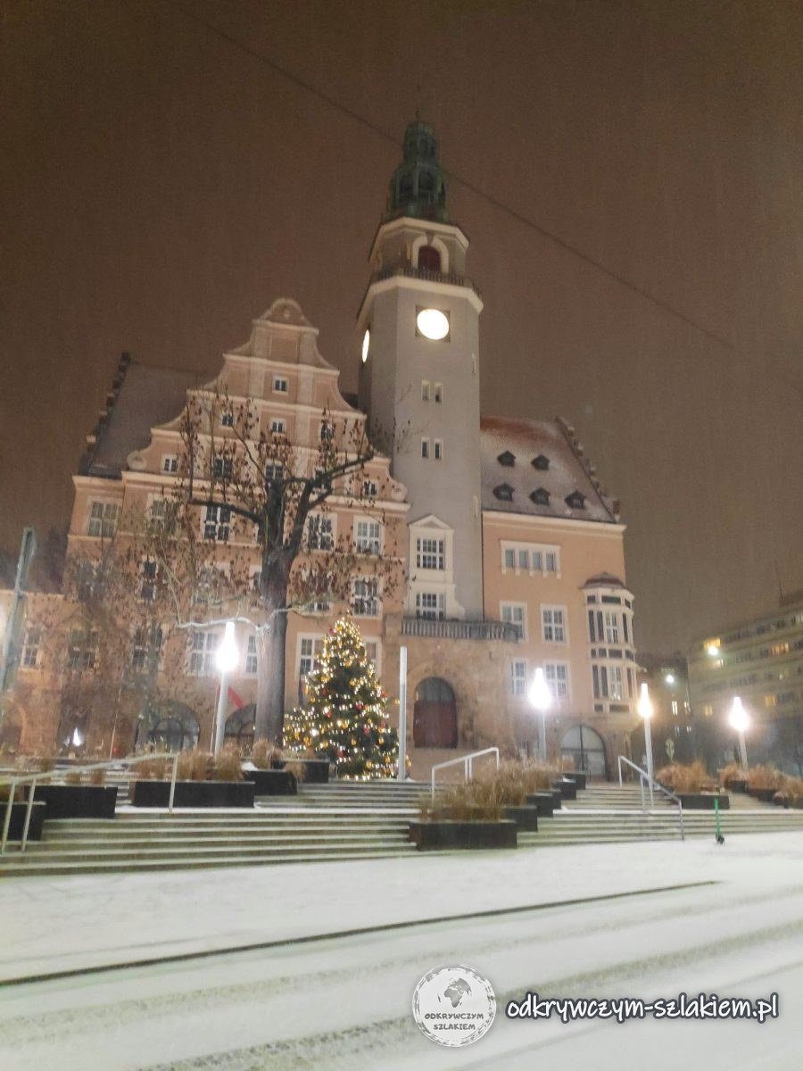 Olsztyn's New Town Hall in the snow, with a Christmas tree by the entrance