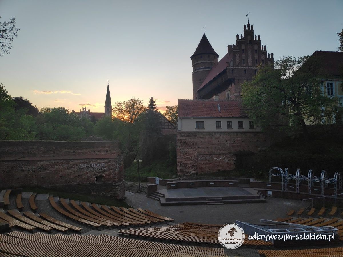 The Czesław Niemen Amphitheatre below the castle walls in Olsztyn at dusk