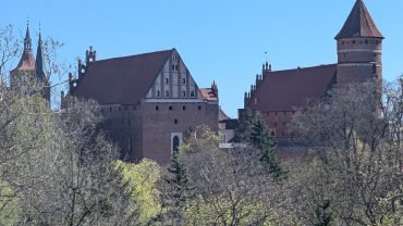 Zamek Kapituły Warmińskiej w Olsztynie nad doliną Łyny wiosną