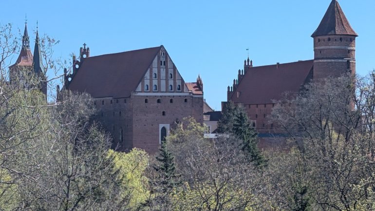 Zamek Kapituły Warmińskiej w Olsztynie nad doliną Łyny wiosną