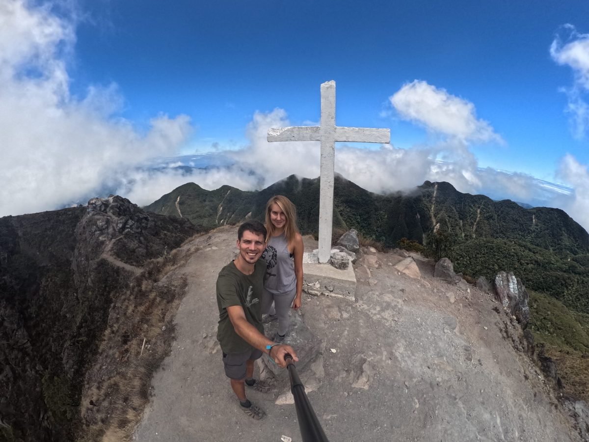 Przy krzyżu na szczycie wulkanu Barú (3475 m), najwyższym punkcie Panamy