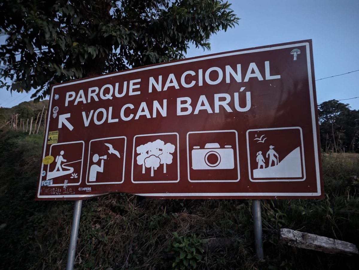 Brązowa tablica Parque Nacional Volcán Barú przy drodze prowadzącej na szlak