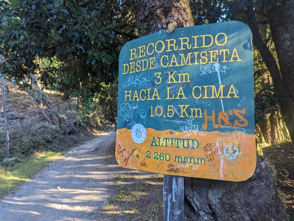 Tablica na szlaku na wulkan Barú z odległością 10,5 km do szczytu i wysokością 2260 m n.p.m.