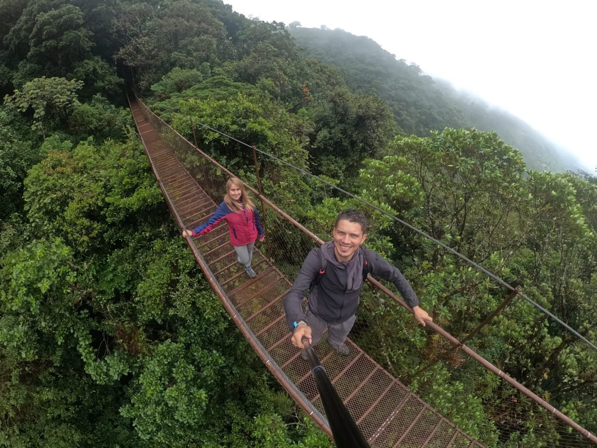 Na stalowym wiszącym moście nad koronami lasu deszczowego w Boquete Tree Trek