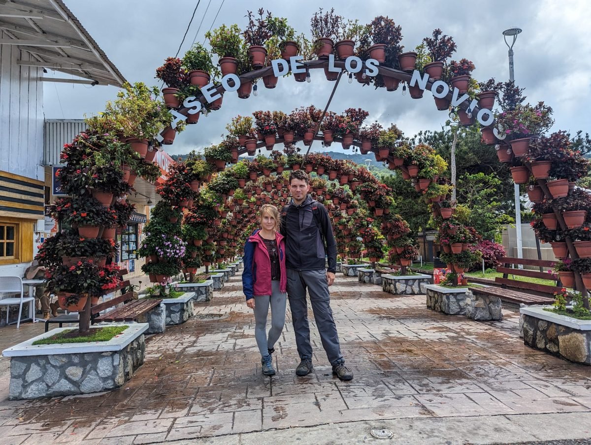 Pod kwiatowymi łukami alei Paseo de los Novios w centrum Bajo Boquete